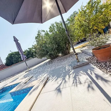 Apartment Lacodelama Mini - Marta Mit Pool By Interhome